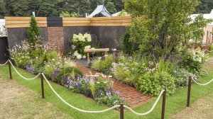 2018 Matt Haddon wins silver gilt for 'A place to ponder' in the back to back gardens at Tatton Park